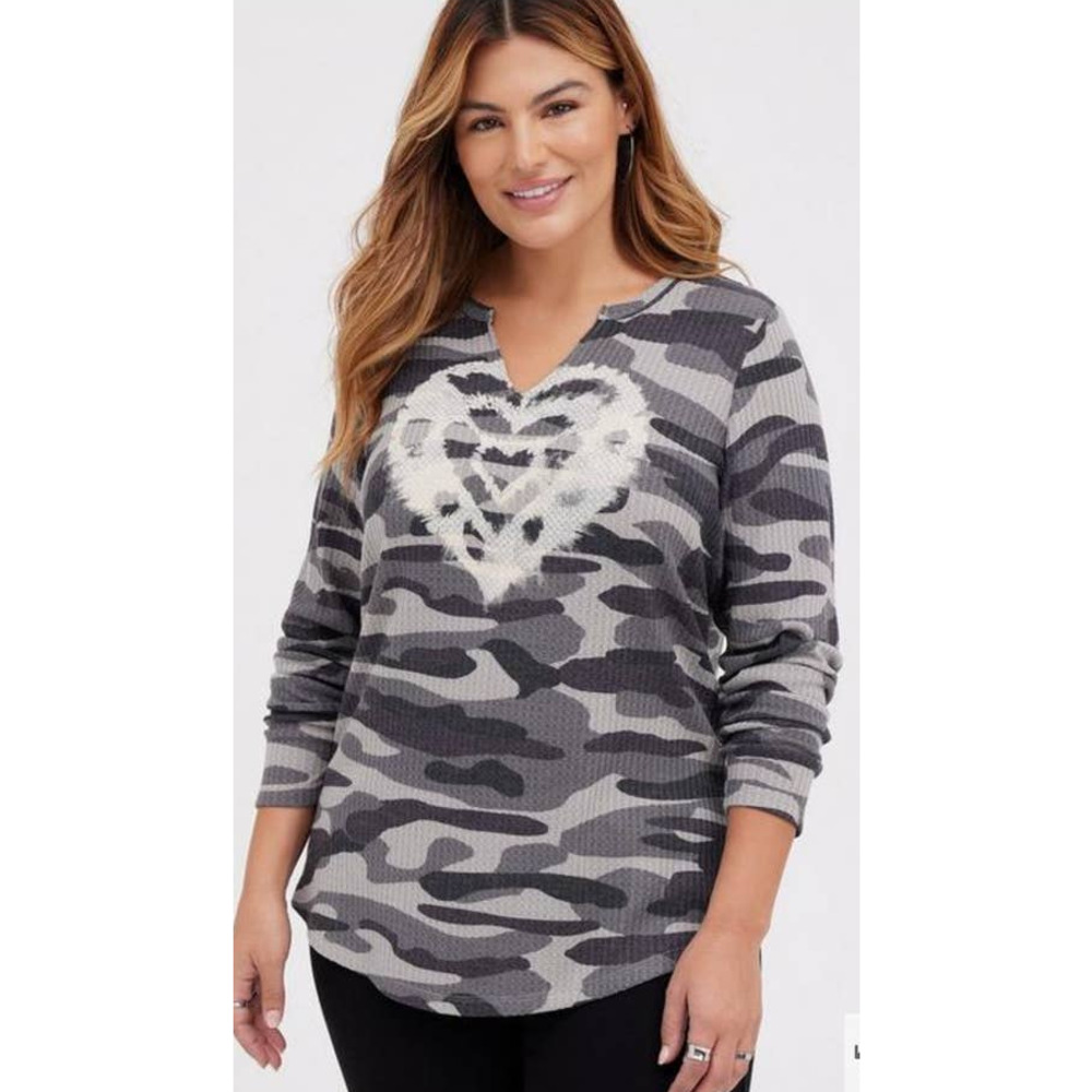 Torrid Women's Waffle Classic Tee  Heart Camo Grey Size 2XL